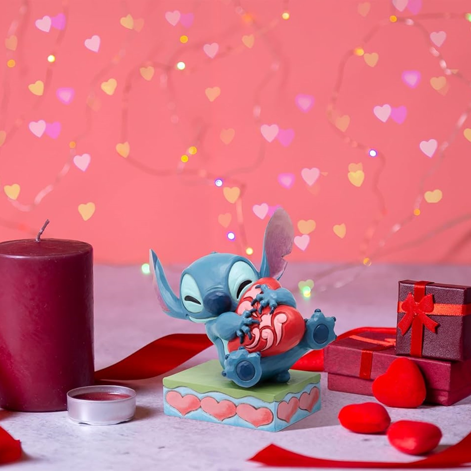 Figurine Disney Stitch coeur calin Traditions